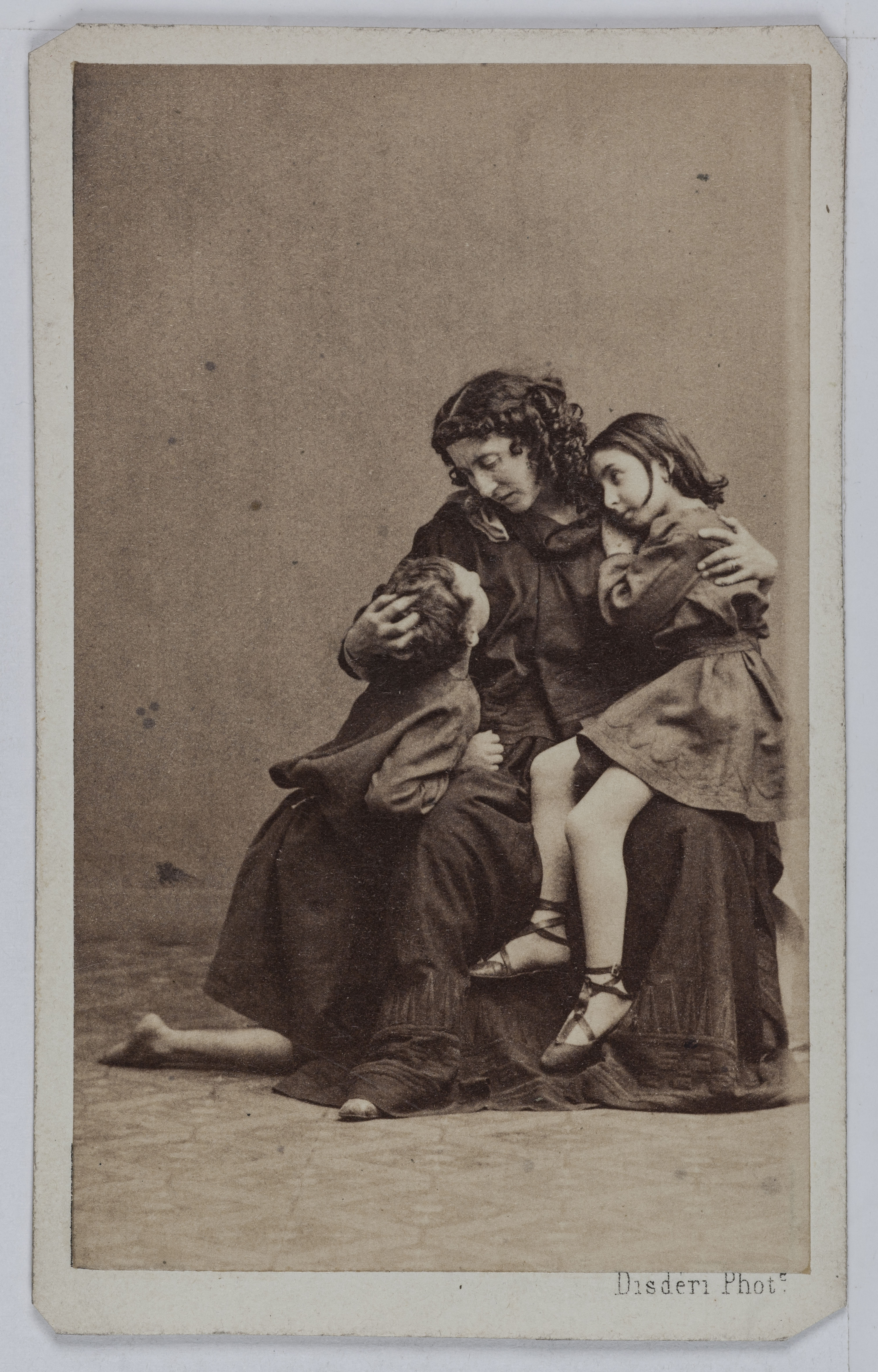 Disderi & Cie, Portrait d'Adélaïde Ristori (1822-1906), tragédienne italienne, dans Médée avec deux enfants.