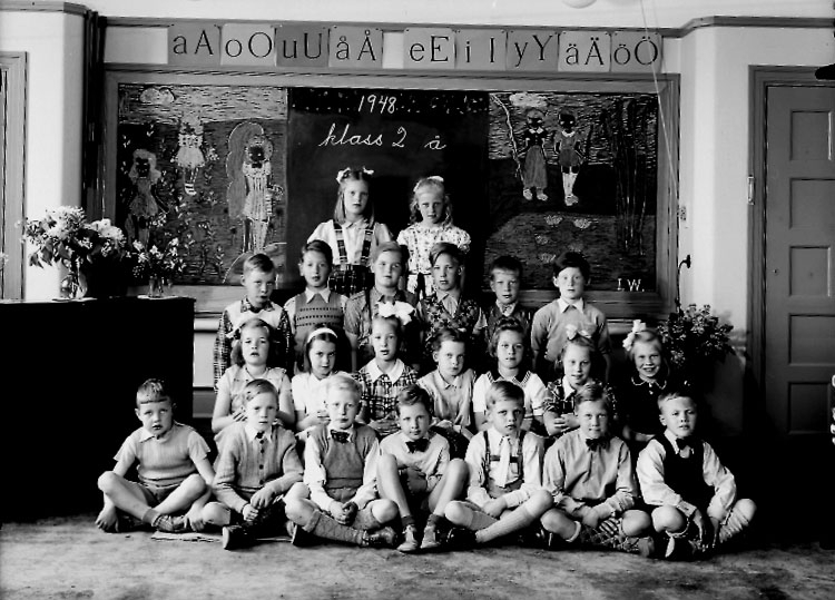 Sven Lindskog, Engelbrektsskolan, klassrumsinteriör, 22 skolbarn med lärarinna fru Hilda Pettersson. Klass 2å, sal 8.