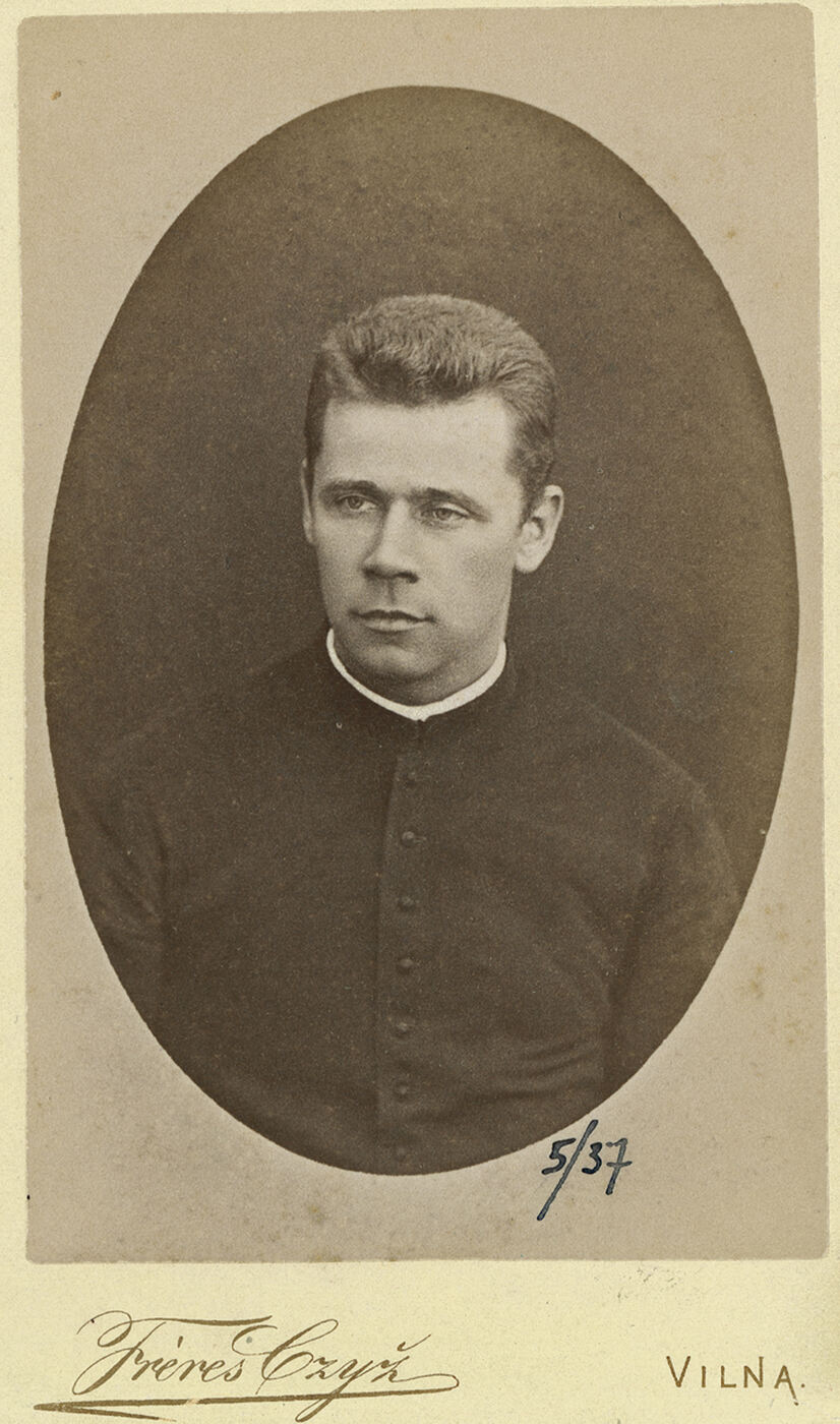 Brolių Čižų fotoateljė, Nežinomo katalikų kunigo portretas