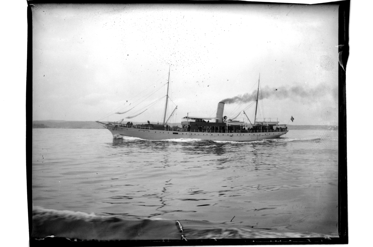 Rolf Sr. Sundt, Passasjerskipet DS Dronningen til sjøs. Fotografert rundt 1902-03.
