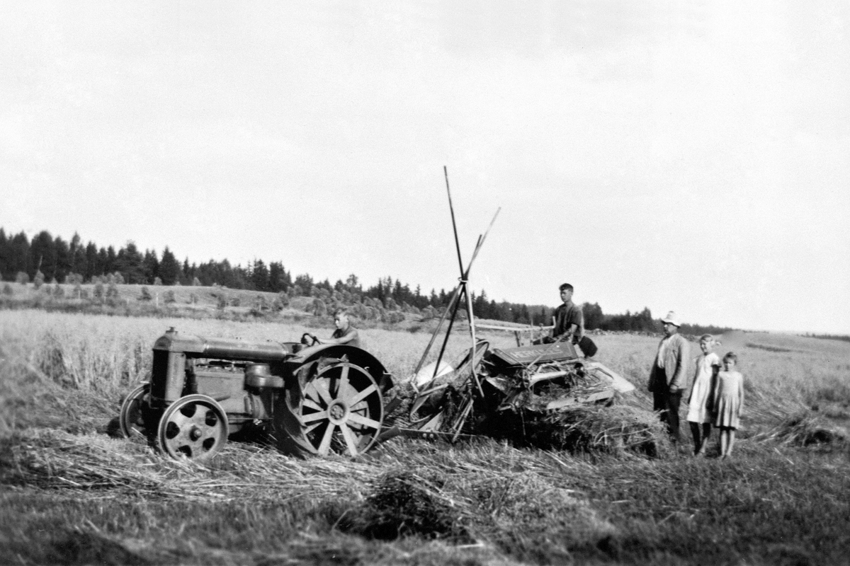 Anno Domkirkeodden, FORDSON JERNTRAKTOR MED SJØLBINDER HERCULES, HÅNDAVLEGGER, TRYGVE BRUSTAD KJØRER, OSVAR BRUSTAD MED BINDEREN, ODD, ELSE OG INGRID BRUSTAD, DALFARMEN. SKURONN