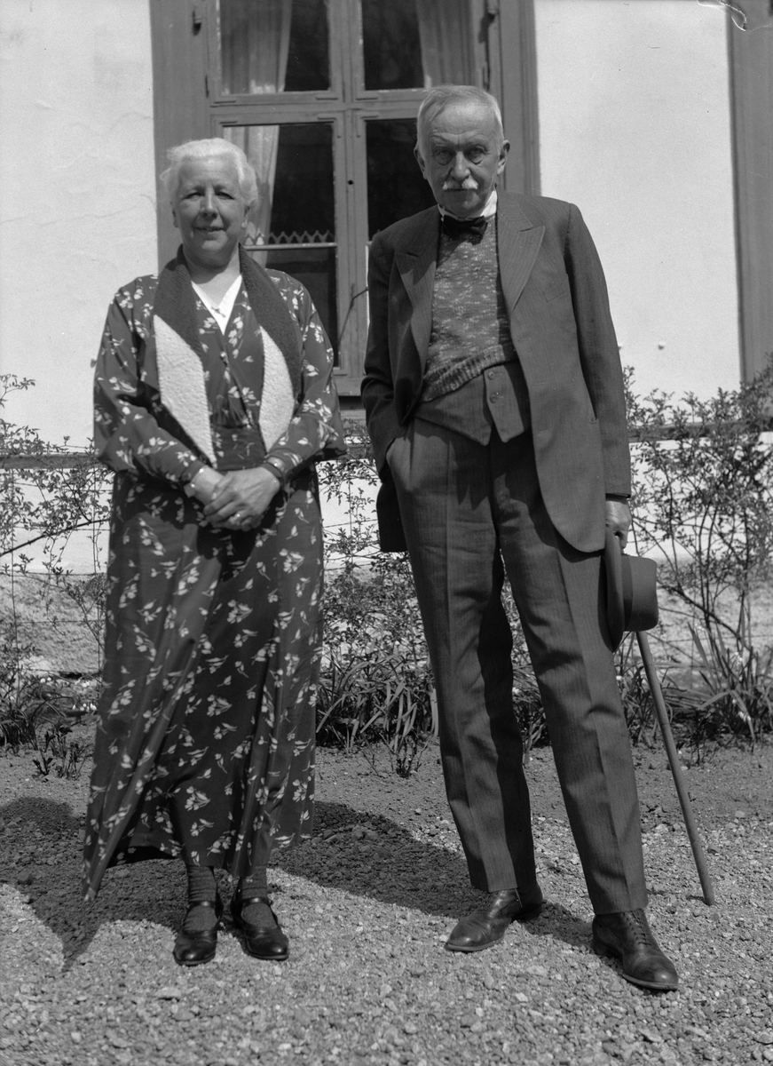Paul Sandberg, Professor Rutger Sernander med äldre kvinna, sannolikt i Uppsala 1935