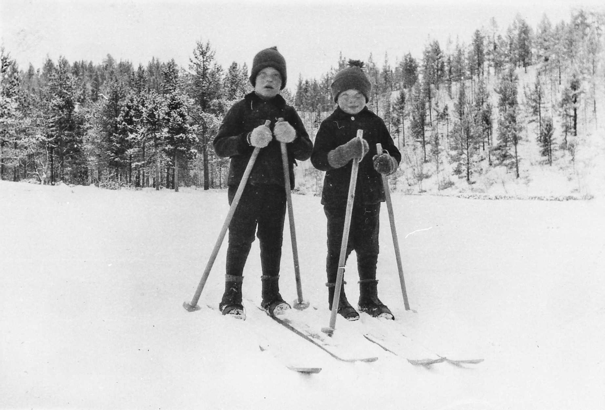 Rachel Haarseth, Gutter, klær, ski og skistaver, naturforhold.