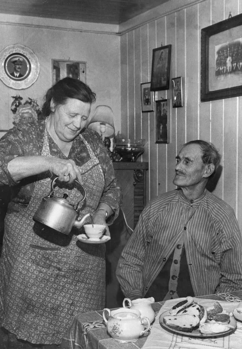 Hamar Arbeiderblad, INTERIØR: STUE, KAFFEKOS, GRUPPE: 2, PAULINE BROVOLD SKJENKER KAFFE TIL SIN MANN LUDVIK BROVOLD, ENGSTAD UNDER BERGSET