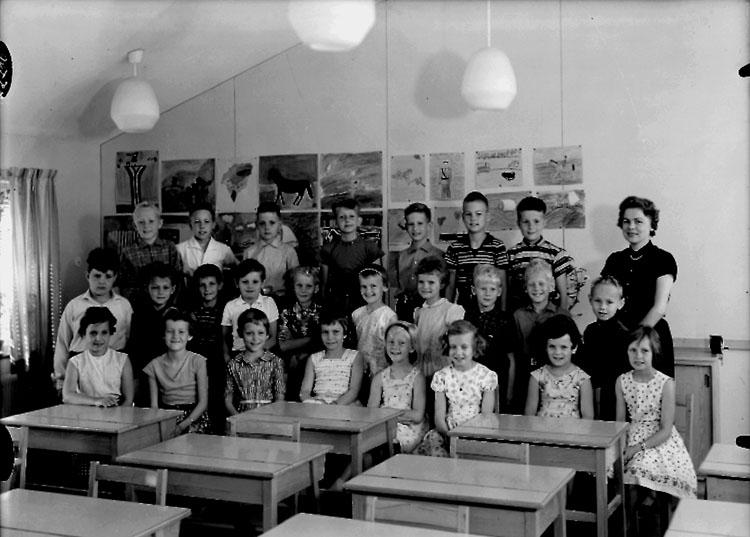 Sven Lindskog, Klassrumsinteriör, 25 skolbarn med lärarinna.