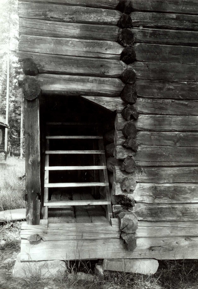 Gisle Midttun, Houm, Elverum, Sør-Østerdal, Hedmark. Detalj av loftbu med trapp. Nå på Glomdalsmuseet.