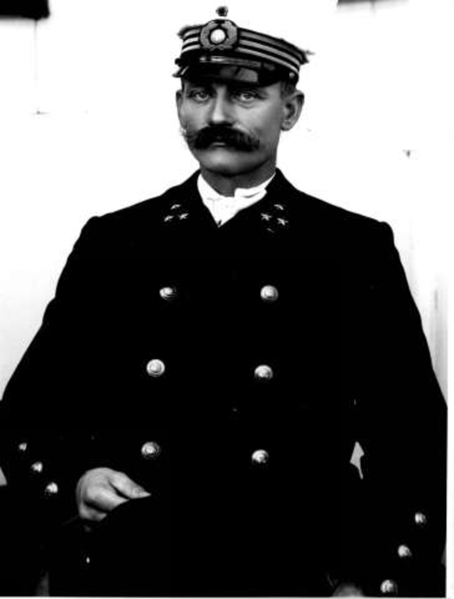Anders Beer Wilse, Kapteinen med uniform ombord på skipet S.S. Hellig Olav, som var eiet av DFDS. Reiste med utvandrere fra Norge og Skandinavia til Amerika.