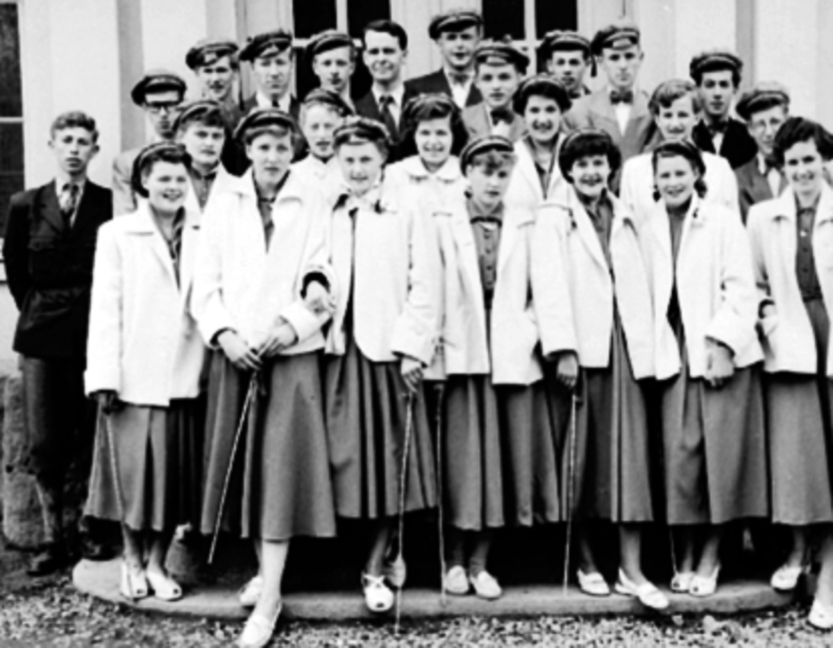 Anno Domkirkeodden, GRUPPE 24 SKOLEELEVER MED LÆRER, RUSS, KLASSE PÅ HAMAR KATEDRALSKOLE.