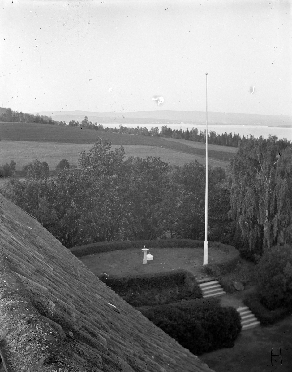 Jacob Tollesen Hoel, Hovinsholm gård, Helgøya i Ringsaker. Flaggstangplassen sett fra tårnet på hovedbygningen. Foto Jacob Hoel.