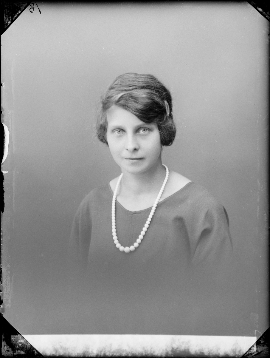 Skötsner-Edhlund, Ateljéporträtt - Birgit Eriksson från Rovsättra, Uppland
