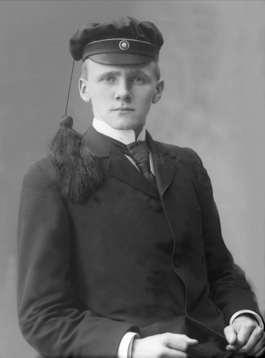 Gustav Borgen, Portrett, mann med studentlue. Student Eriksen.