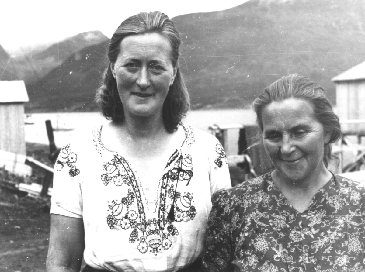 Anna Grostøl, Portrett av to kvinner, ukjente. Olderdalen, Kåfjord, Troms 1947.