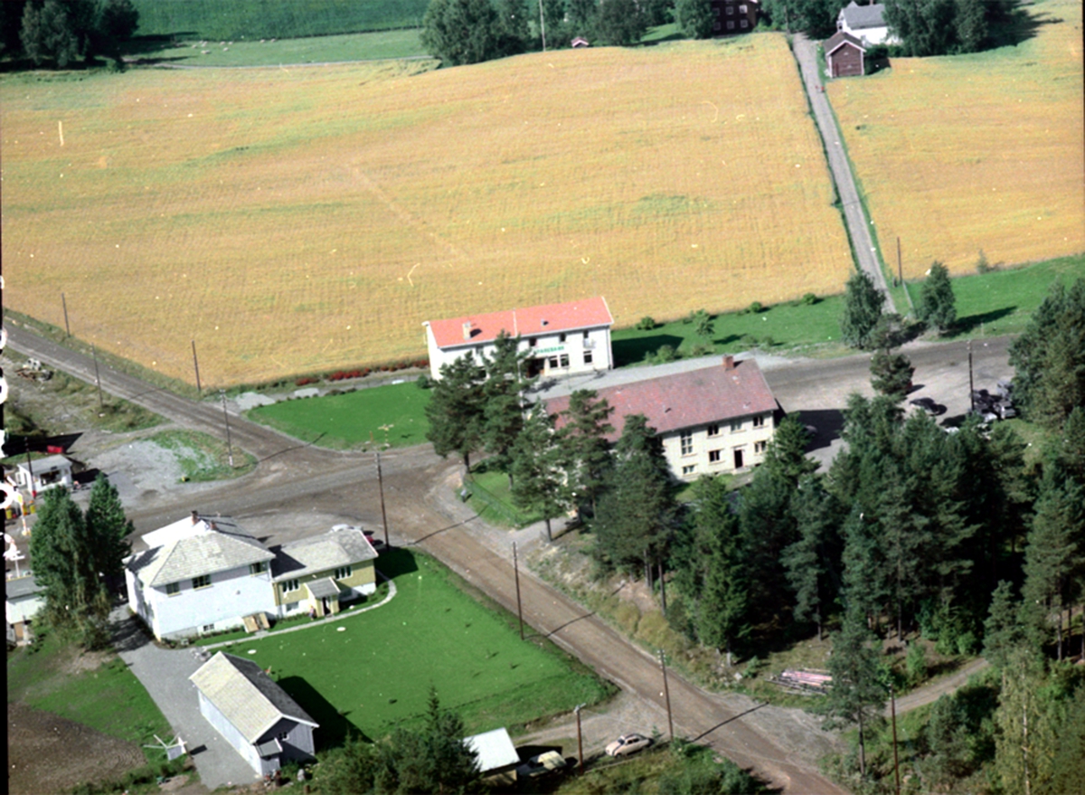 Widerøes Flyveselskap A/S, FLYFOTO ROMEDAL SENTRUM, MORUD, HERREDSHUS, BANK