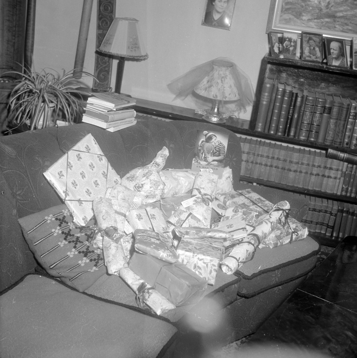 Adolf Skjegstad, Julegavene venter på Asbjørg Skjegstad.