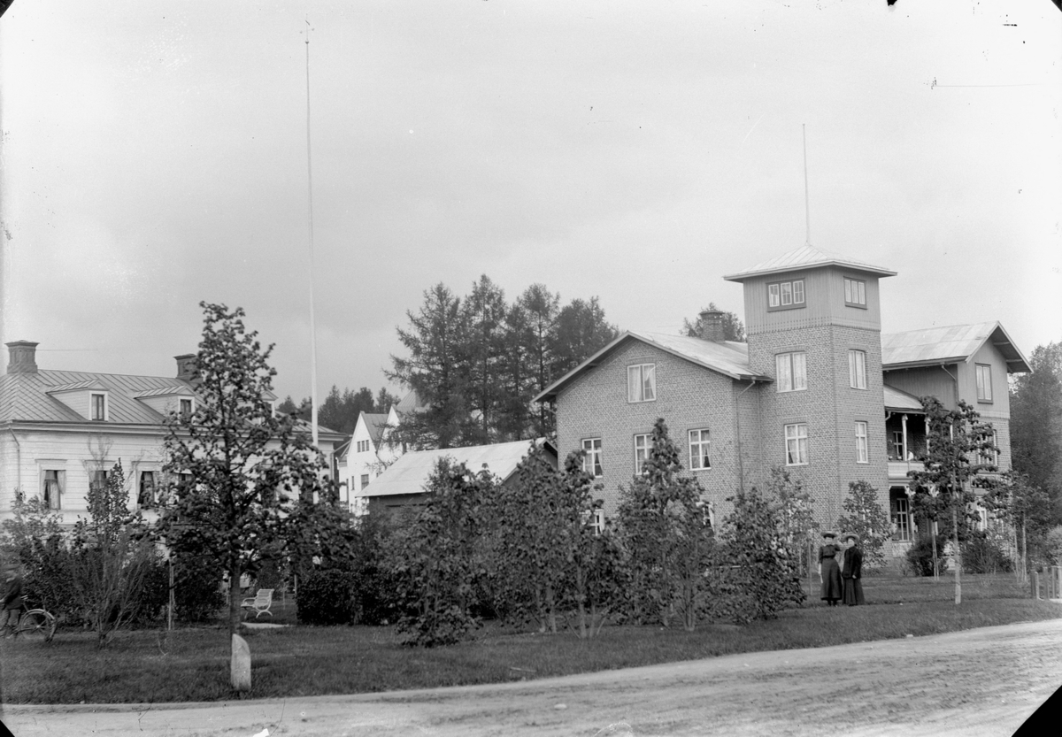Gustaf Ferdinand Hallberg, Bostadshus, två flickor.