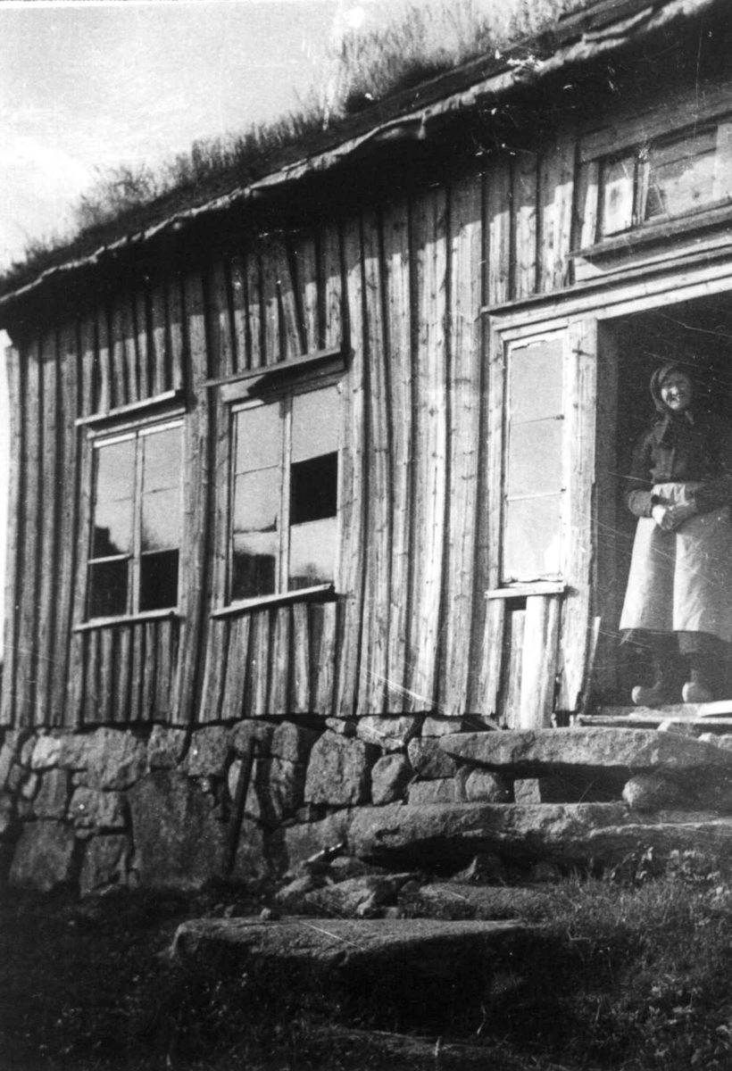 Anna Grostøl, Fru Anna Ånensdatter Grostøl på i døråpningen på Grostøl. Eiken 1937.
