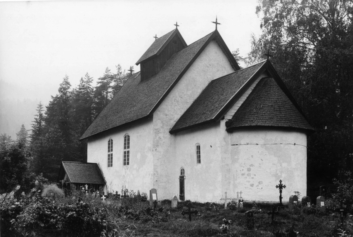Hermann Christian Neupert, Kviteseid kirke. Kirkegård med gravsteiner. Omgitt av skog.