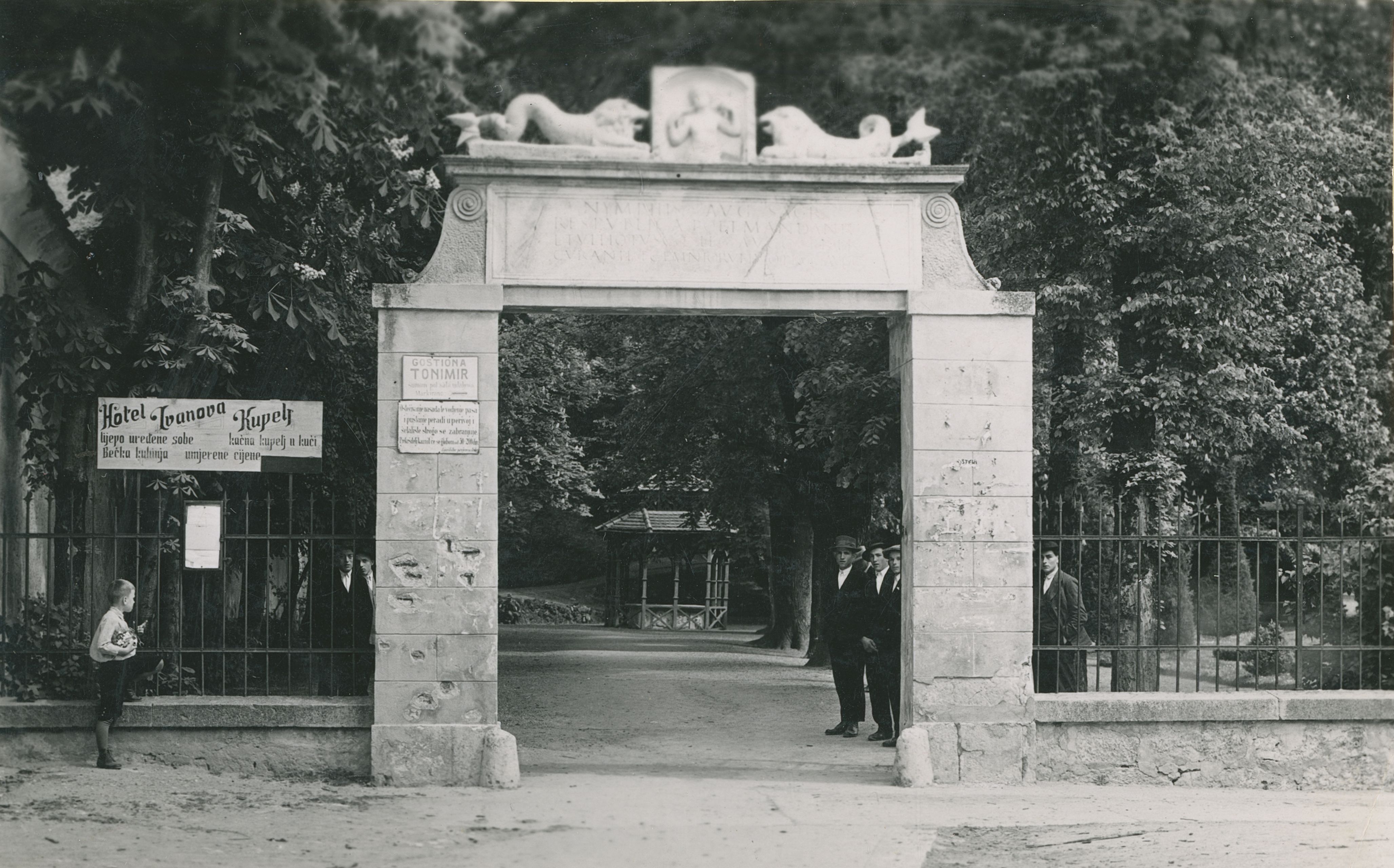 neutvrđen autor, Varaždinske Toplice - ulaz u park