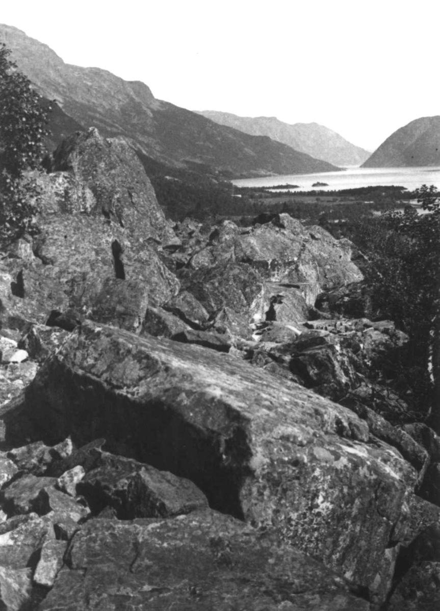 Anna Grostøl, Landskap med fjell og et vann. Ukjent sted 1936.