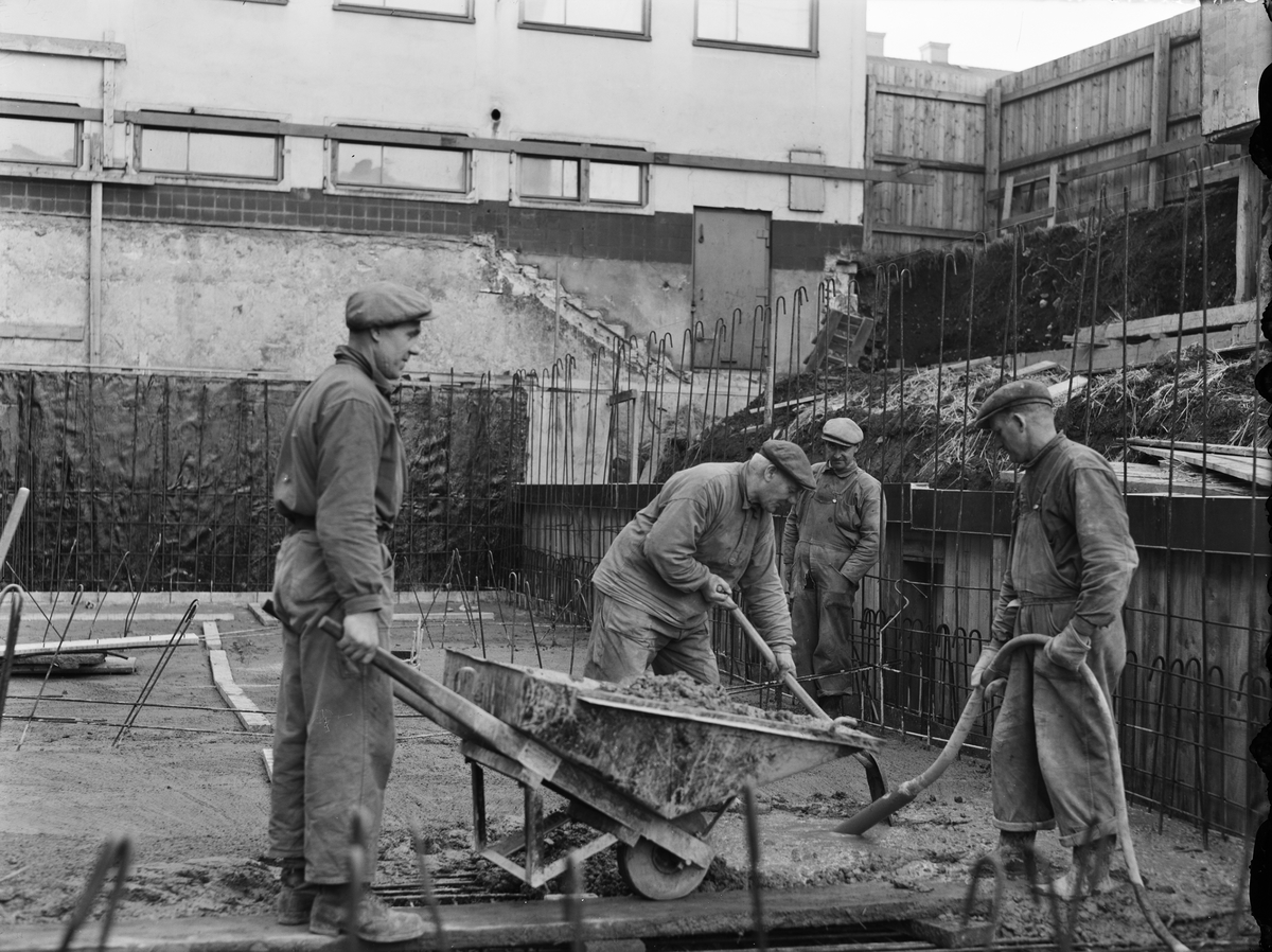 Paul Sandberg, Byggnadsarbetare arbetar med cementgjutning på bygge i Uppsala 1950