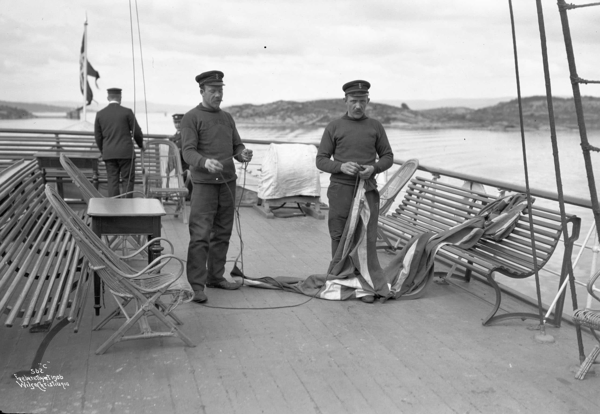 Anders Beer Wilse, D/S Olaf Kyrre (b. 1886, Martens, Olsen & Co., Bergen), tømmermann og båtsmann