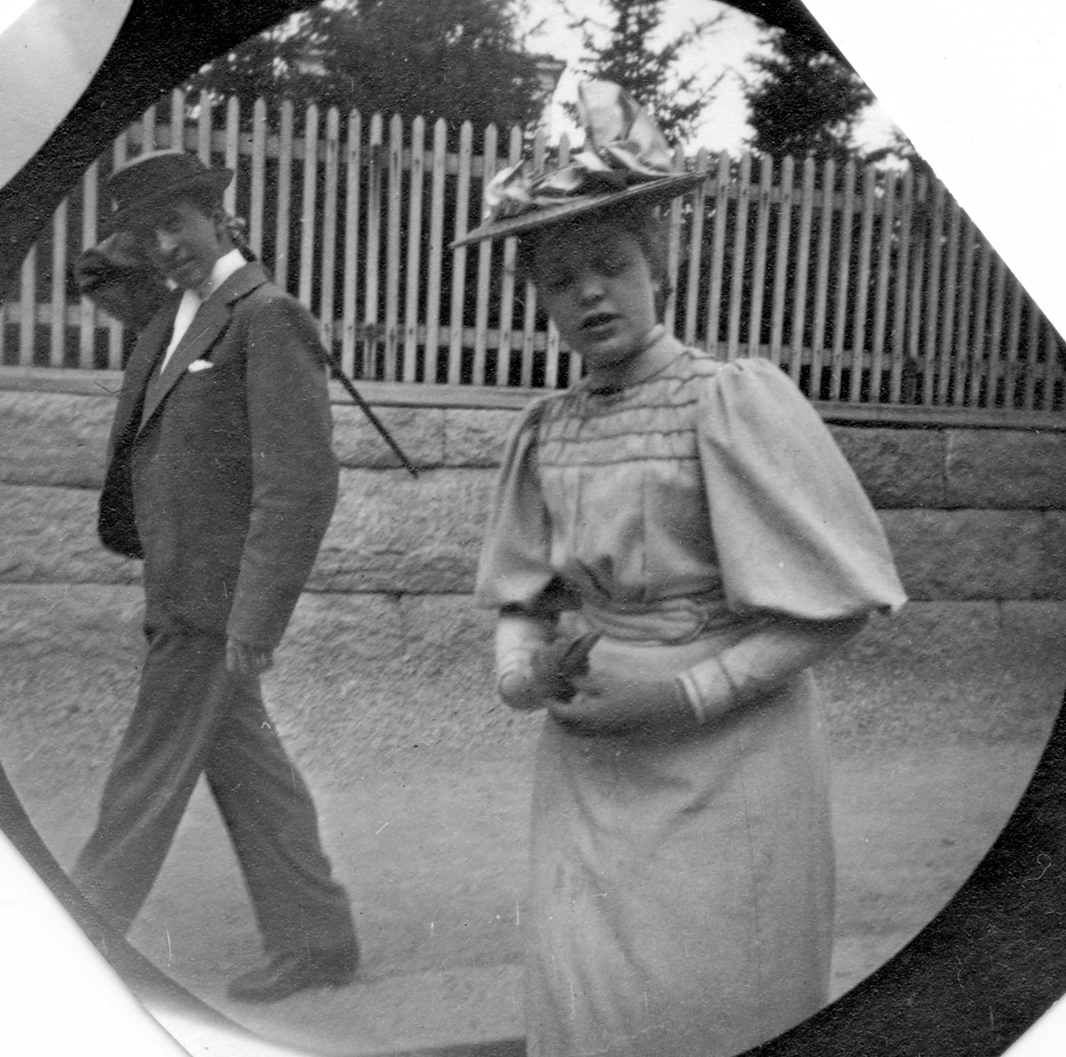 Fredrik Carl Mülertz Størmer, Herman Reimers og Bolla Nissen spaserer i gate langs gjerde, ant. Oslo.