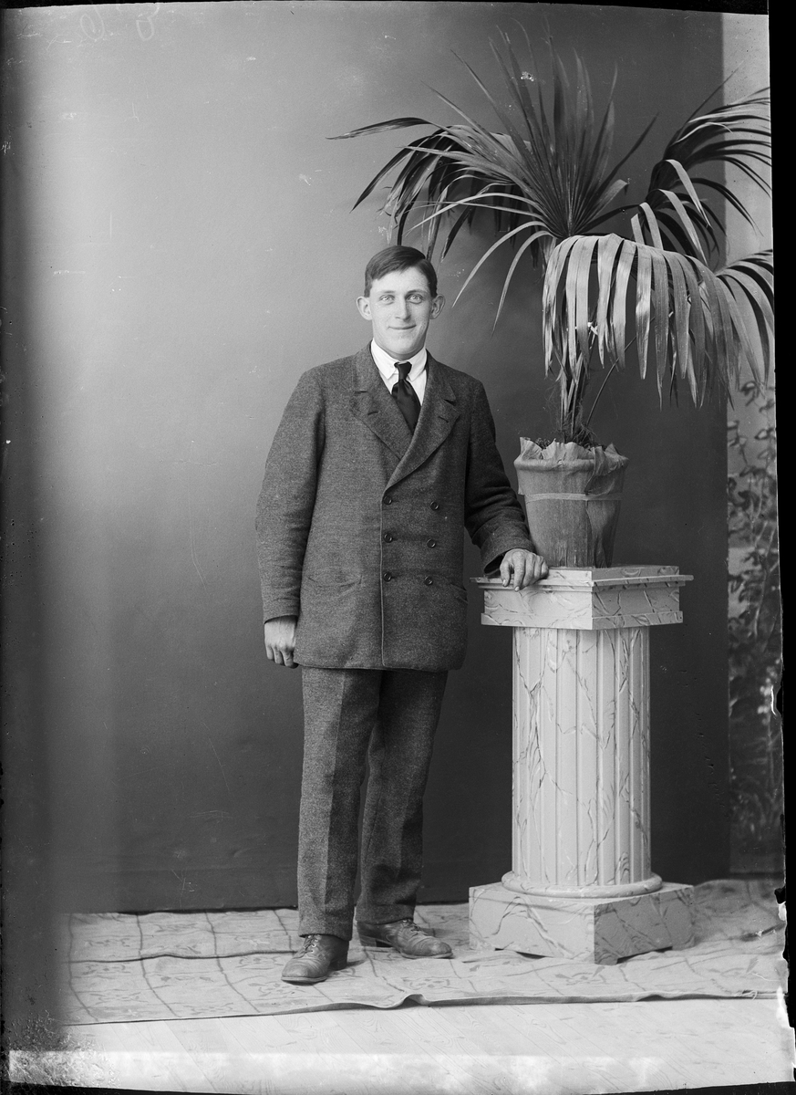 Skötsner-Edhlund, Ateljéporträtt - Sven Söderman från Forsmark, Uppland 1922