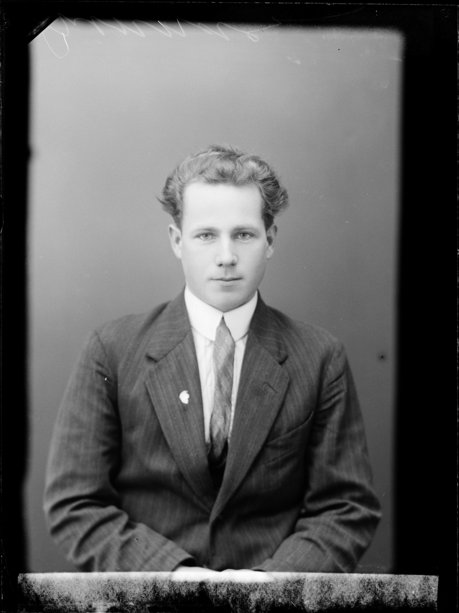Skötsner-Edhlund, Ateljéporträtt - Gunnar Bäckman från Stummelbo, Valö socken, Uppland