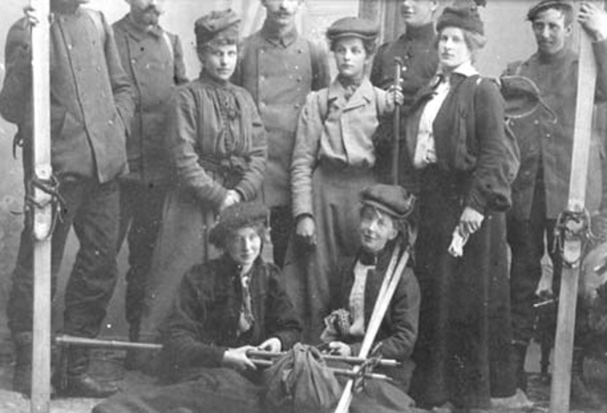 Anno Domkirkeodden, GRUPPE: 10 UNGDOMMER MED SKIUTSTYR I STUDIO, FRA VENSTRE: UKJENT, JOHAN GJESTVANG, UKJENT, ÅGOT SKAR, BORGHILD GJESTVANG, OLAUG HAGEN BERGSENG, MARIE HARLOE REE, ASTRID GJESTVANG