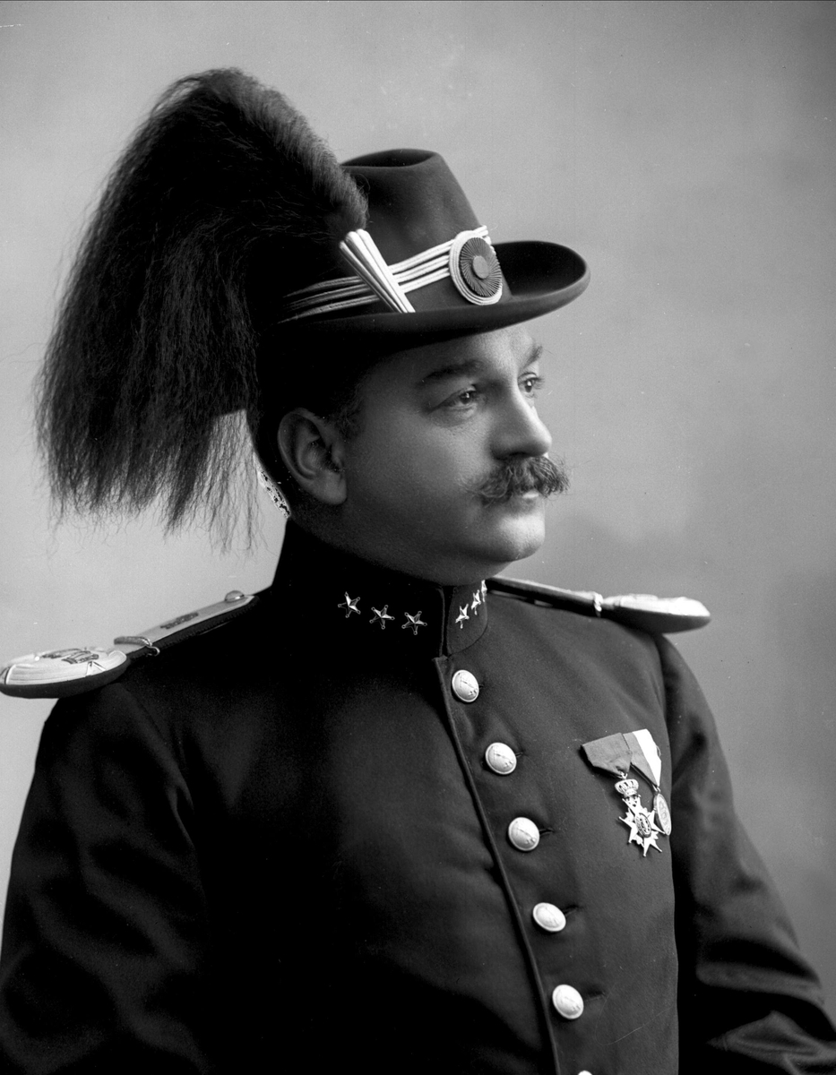 Gustav Borgen, Portrett, ingeniør Sam Eyde i uniform som kaptein.