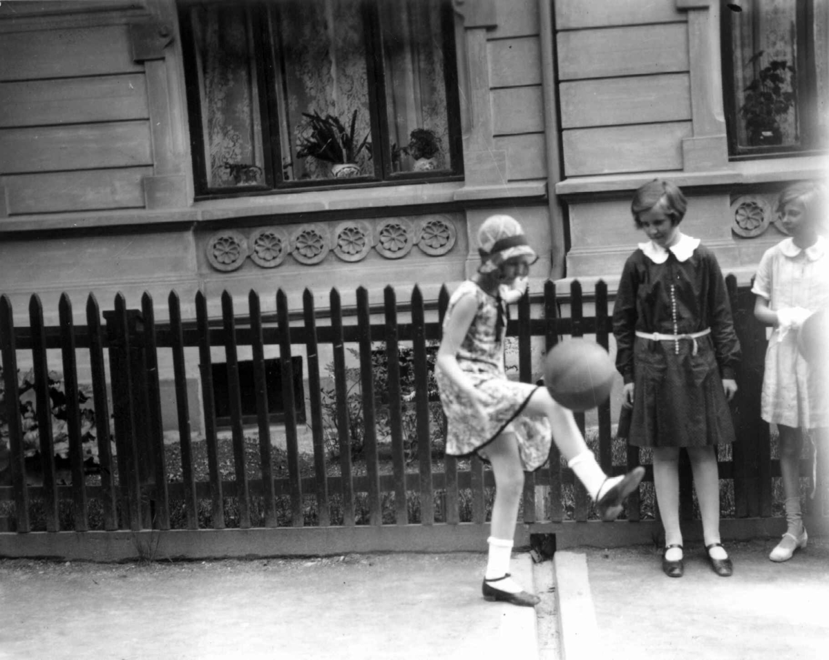 Hermann Christian Neupert, Oslo. 1930-31. Småjenter i lek med hoppetau og ball på gaten.