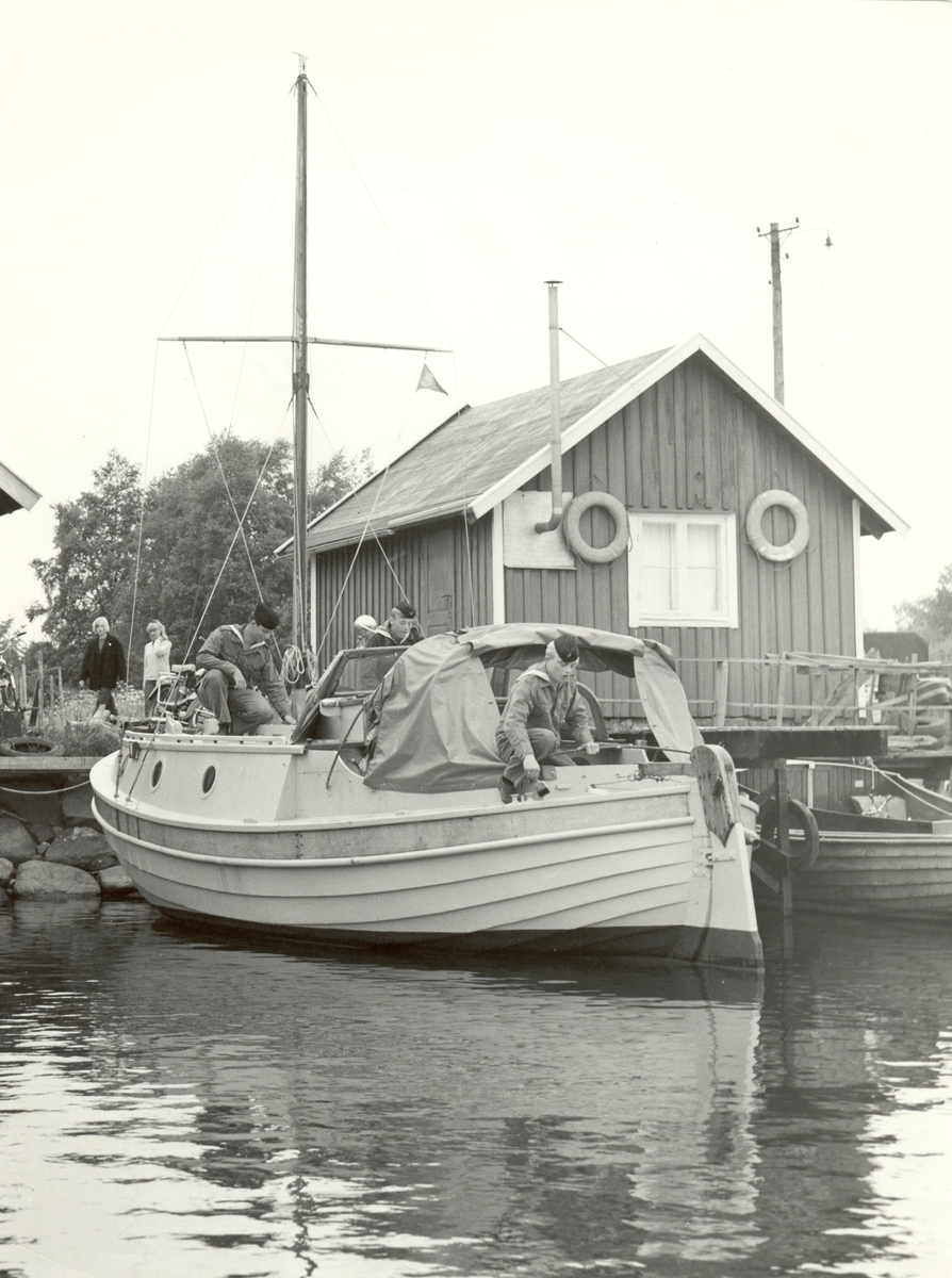 Unknown artist, Sjövärnskårens Grim i Stensö fiskeläge. Båten ägdes tidigare av sjökapten Kjell Dyberg.