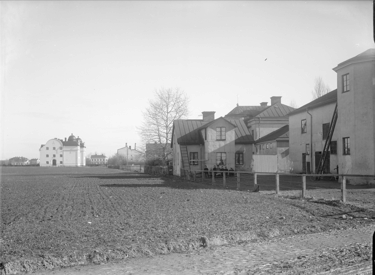 Alfred Dahlgren, Tegnérgatan - Börjegatan, Luthagen, Uppsala år 1908. I bakgrunden Luthagsskolan i kvarteret Sverker