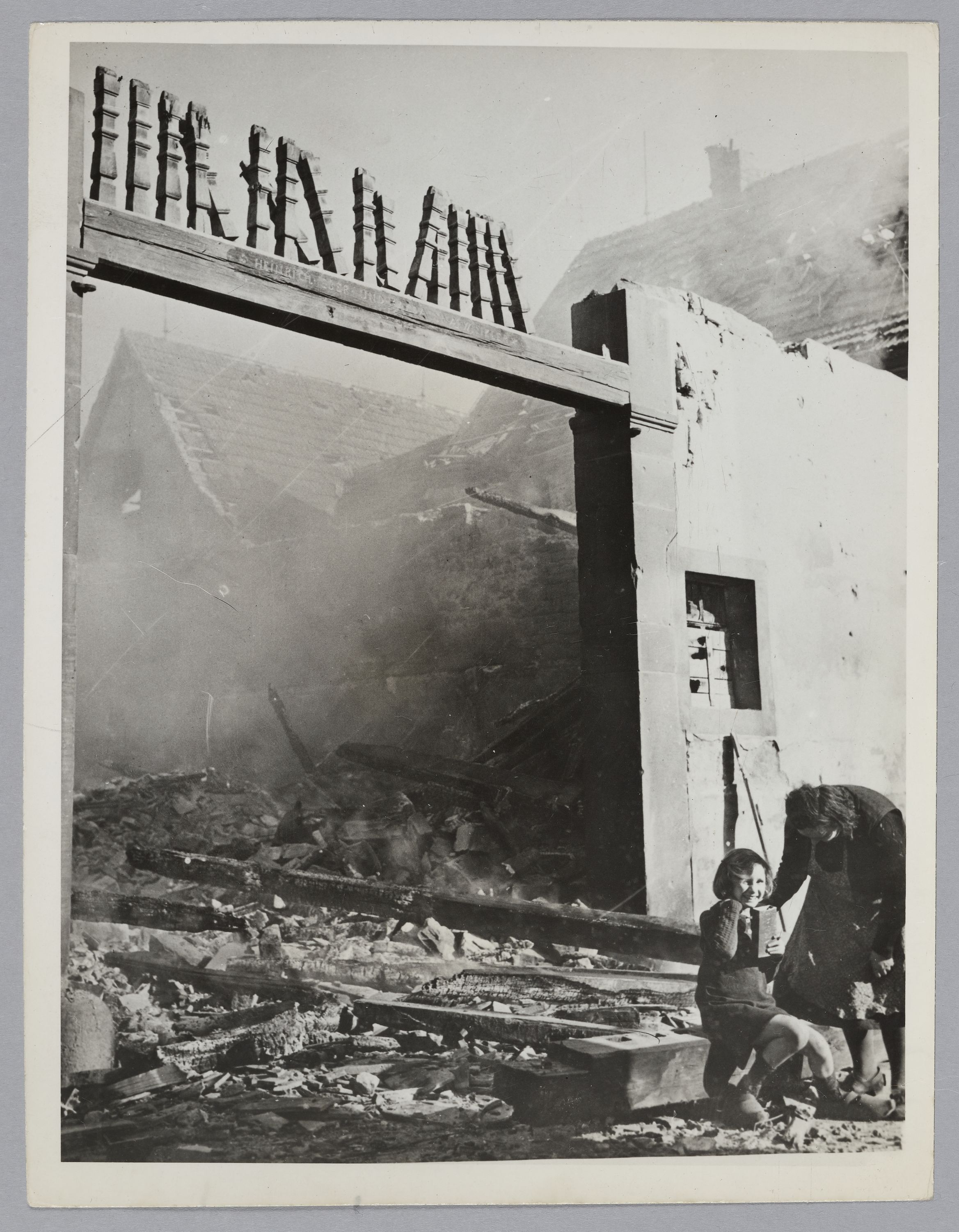 United States Army Signal Corps, Jeune orpheline tenant une boîte de ration américaine, et sa voisine, devant des ruines