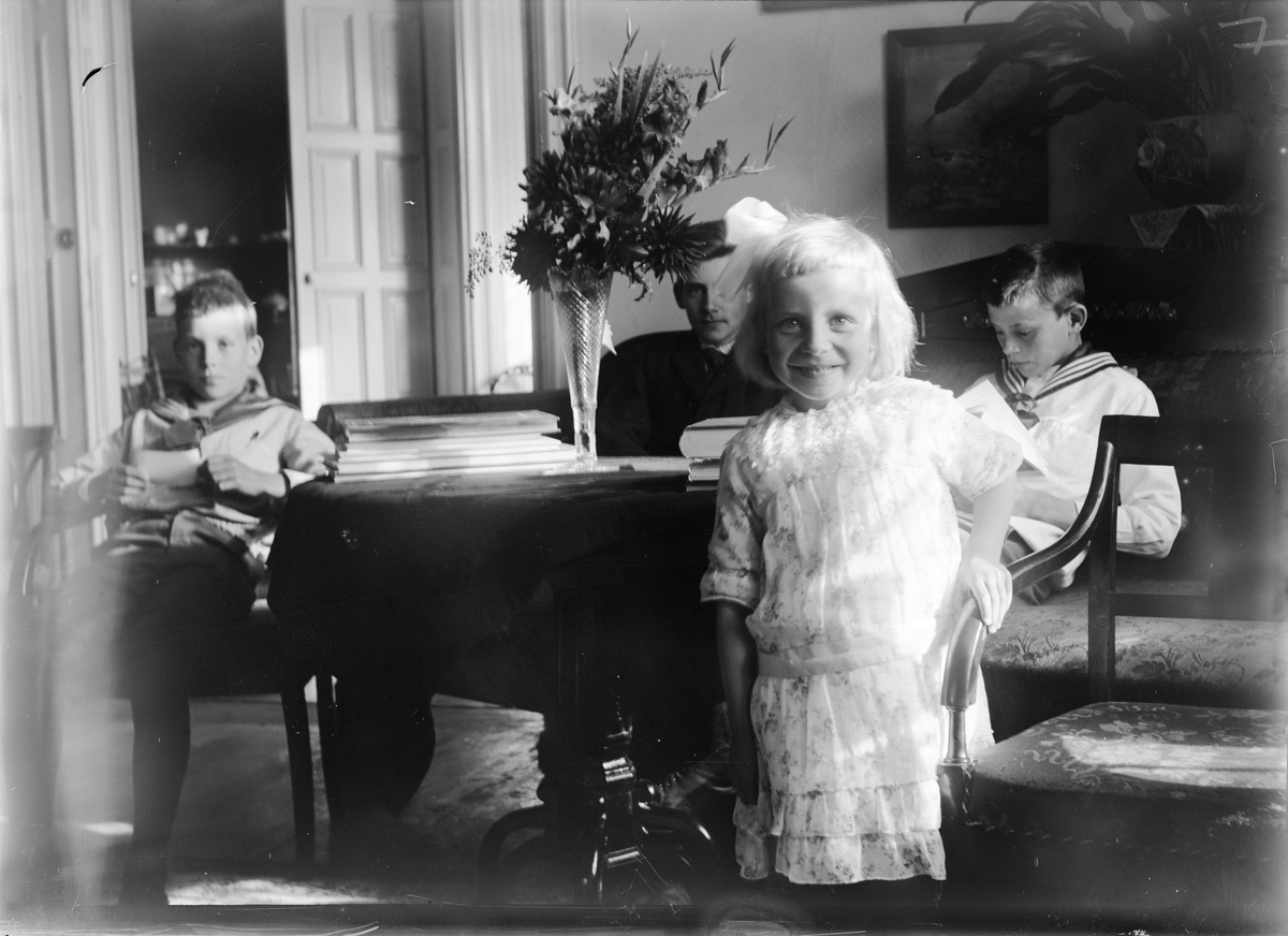 Okänd,, Roland, Alf, Ingemar och Marit Liljefors i hemmet, sannolikt i Sverige