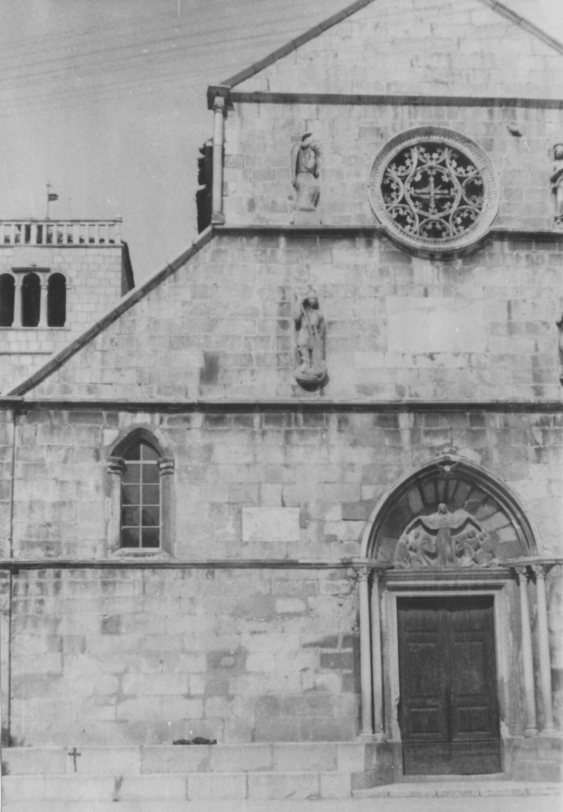 Branko Fučić, Pag, katedrala Uznesenja Blažene Djevice Marije, dio vanjštine: lijeva, sjeverna strana glavnog pročelja