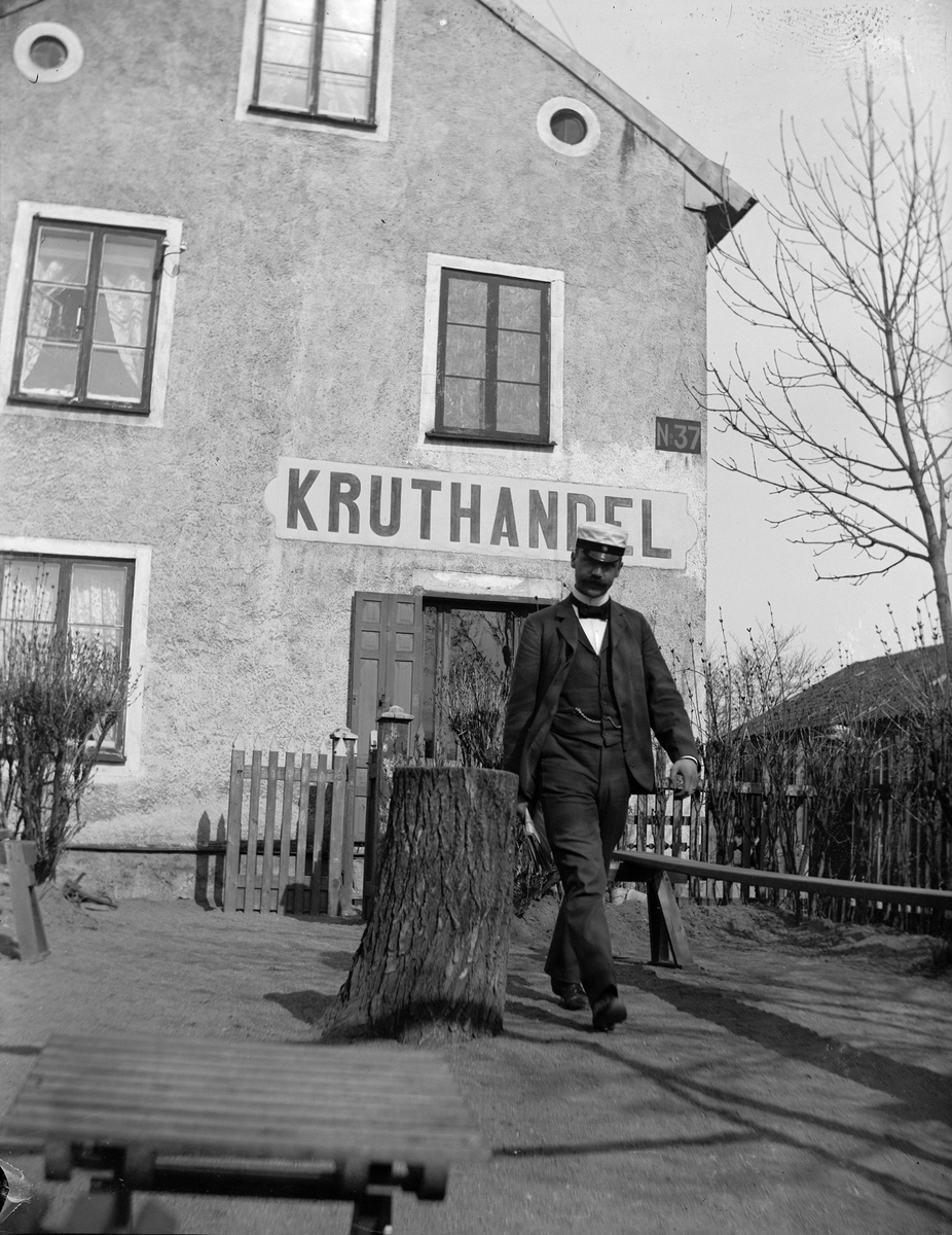 Carl Liljefors, Ruben Liljefors utanför Liljefors kruthandel, kvarteret Edda, Svartbäcksgatan 37, Uppsala 1900 - 1901