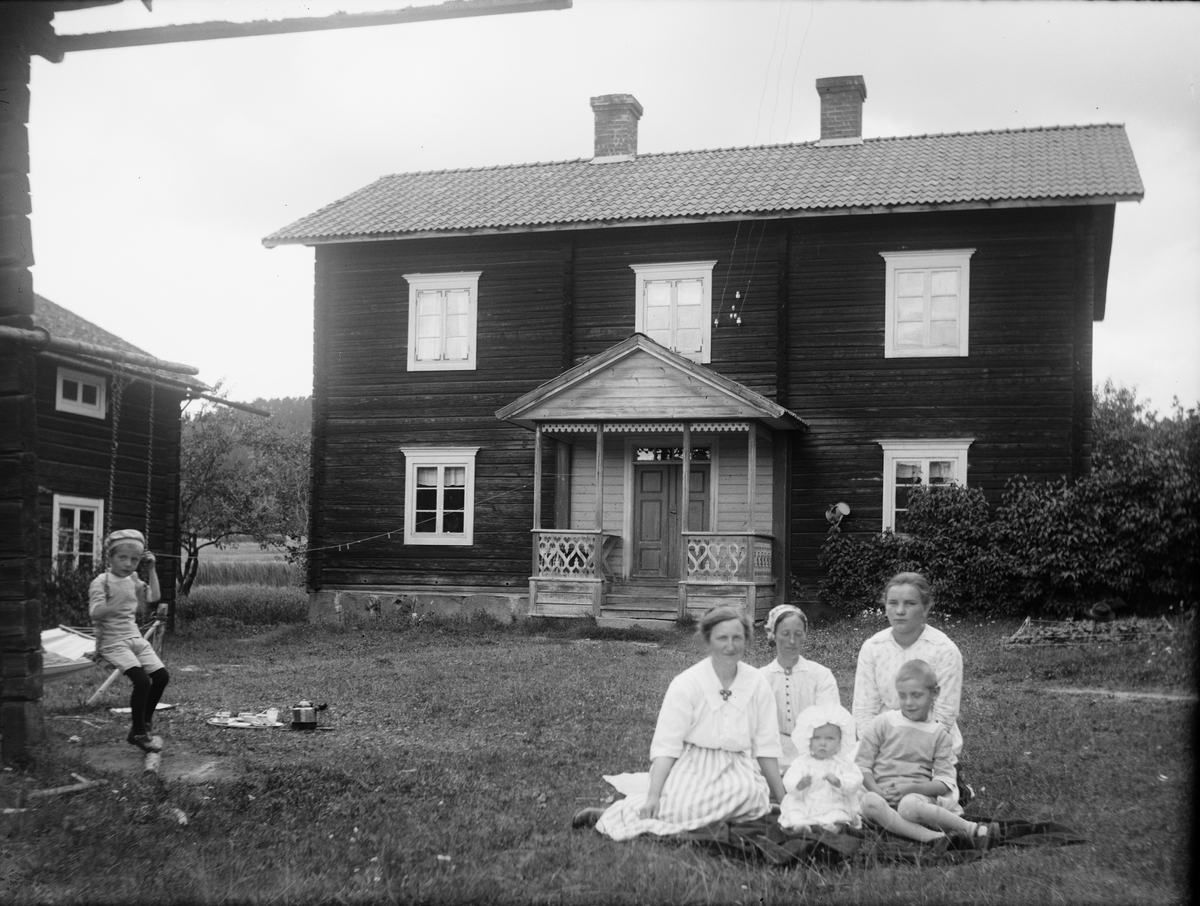 St Joseph, Nora, Rolf and Kalle ärnström with several on summer vacation in Söder Rälta, Leksands parish, Dalarna likely 1922