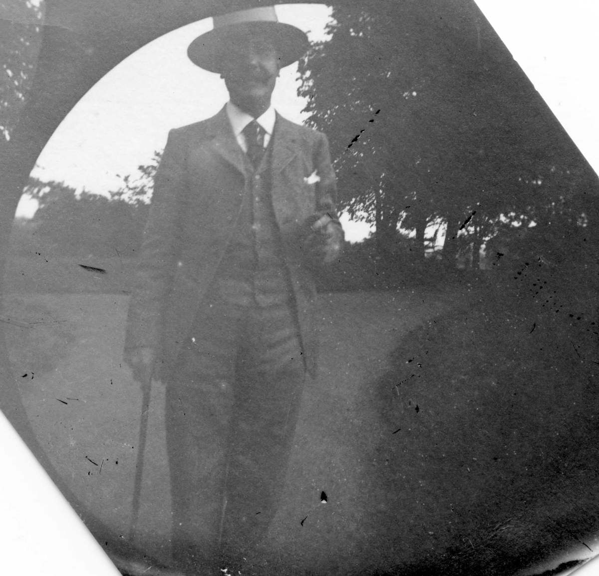 Fredrik Carl Mülertz Størmer, Mann står på gangsti i park, ant. Oslo