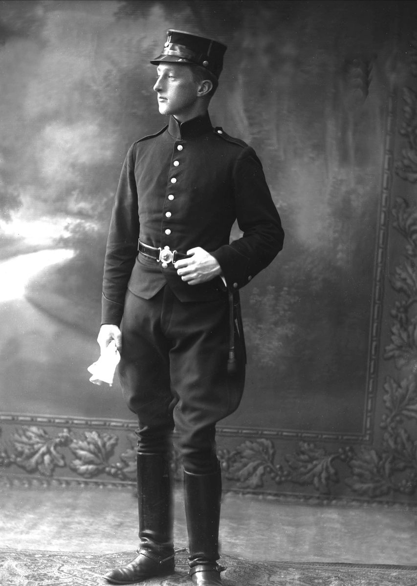 Gustav Borgen, Portrett, mann i kadettuniform.