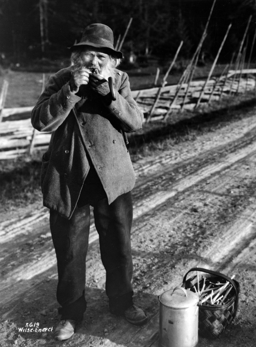 Anders Beer Wilse, Foto av en gammel mann som røyker pipe, antatt til bruk i reklame.