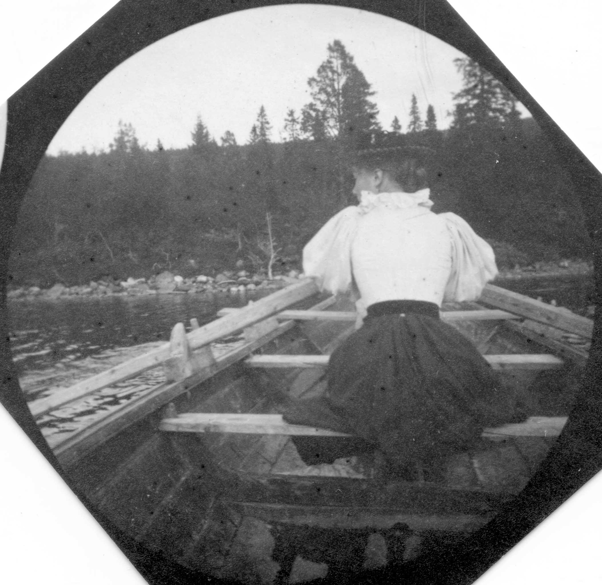 Fredrik Carl Mülertz Størmer, Golå, Sør-Fron, Oppland. Frk. Olga Schiøll ved årene i robåt med ryggen til.