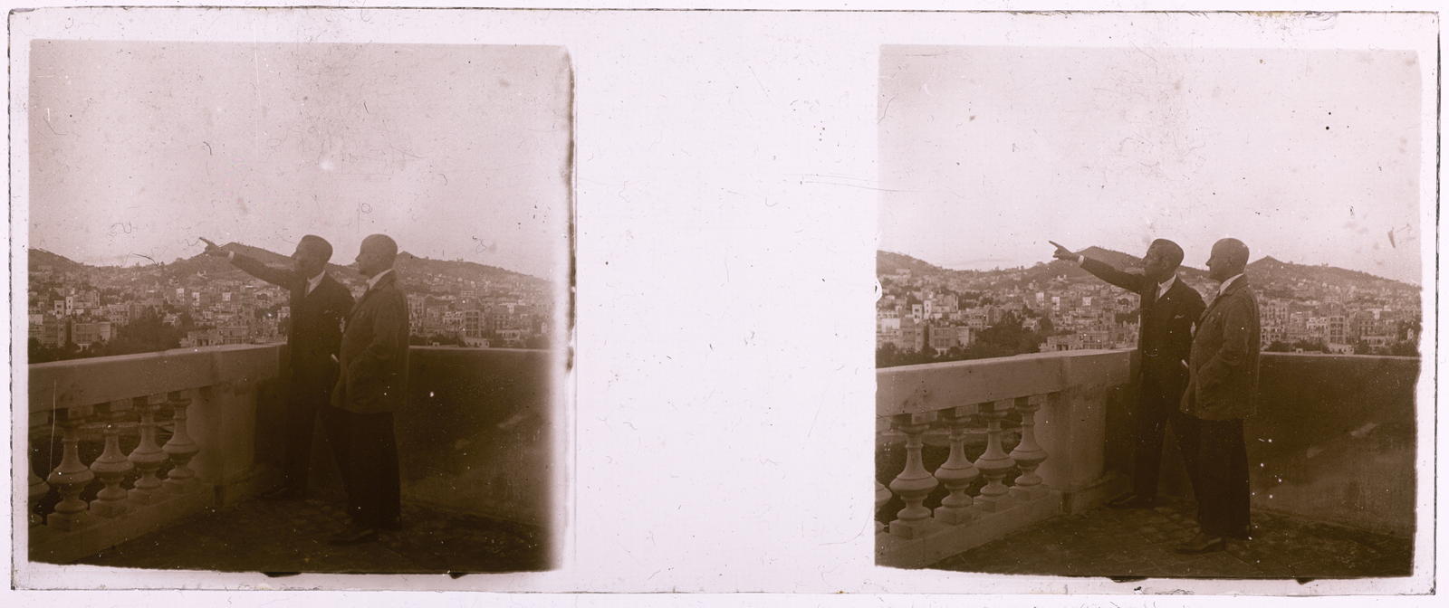 Desconegut, [Dos homes davant balaustrada]