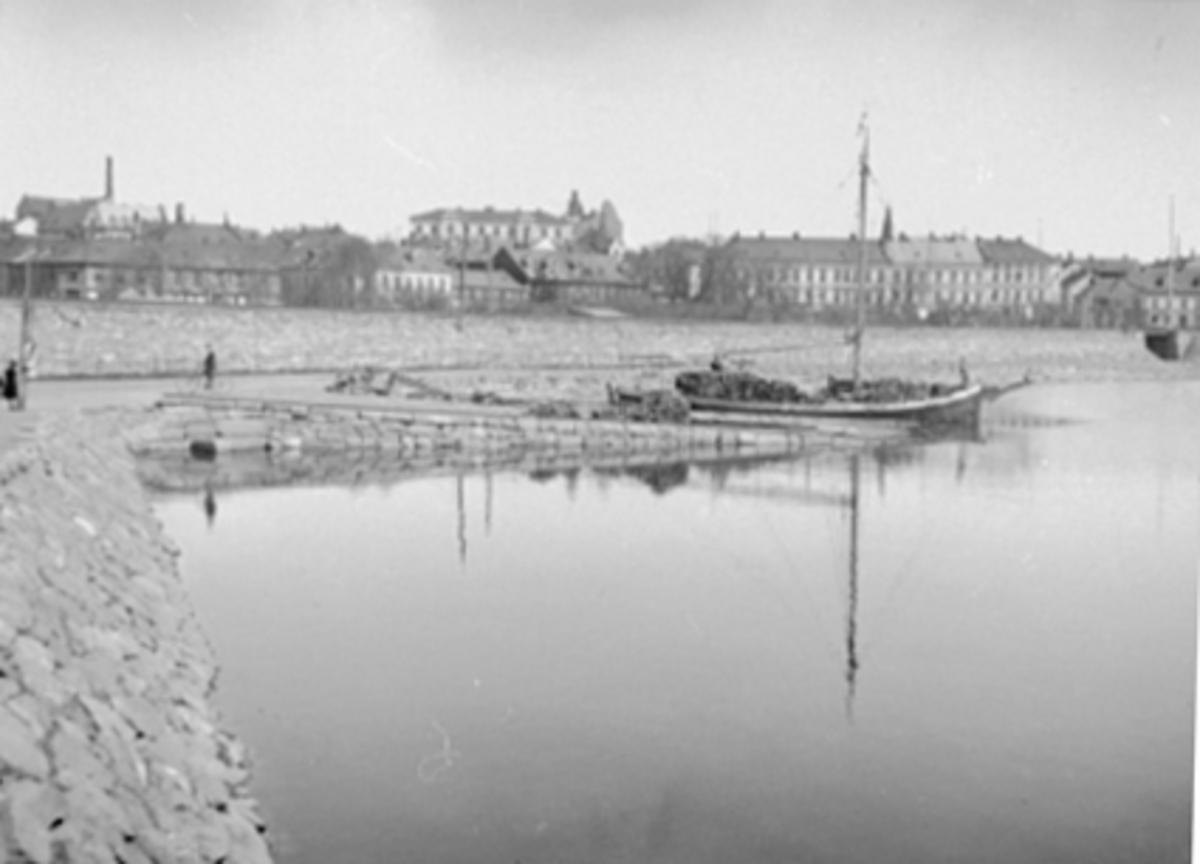 Anno Domkirkeodden, MJØSBÅT, FRAKTEBÅT, JAKT MED TRELAST, HAMAR BRYGGE, HAMARBUKTA, BYPANORAMA, STEINSETTING