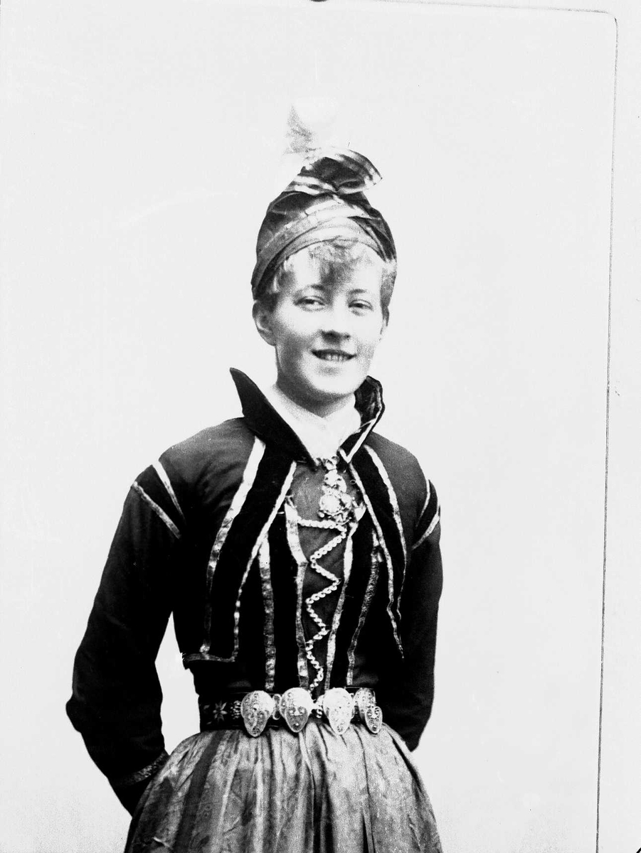 Solveig Lund, Studioportrett av ung mann i drakt og lue.