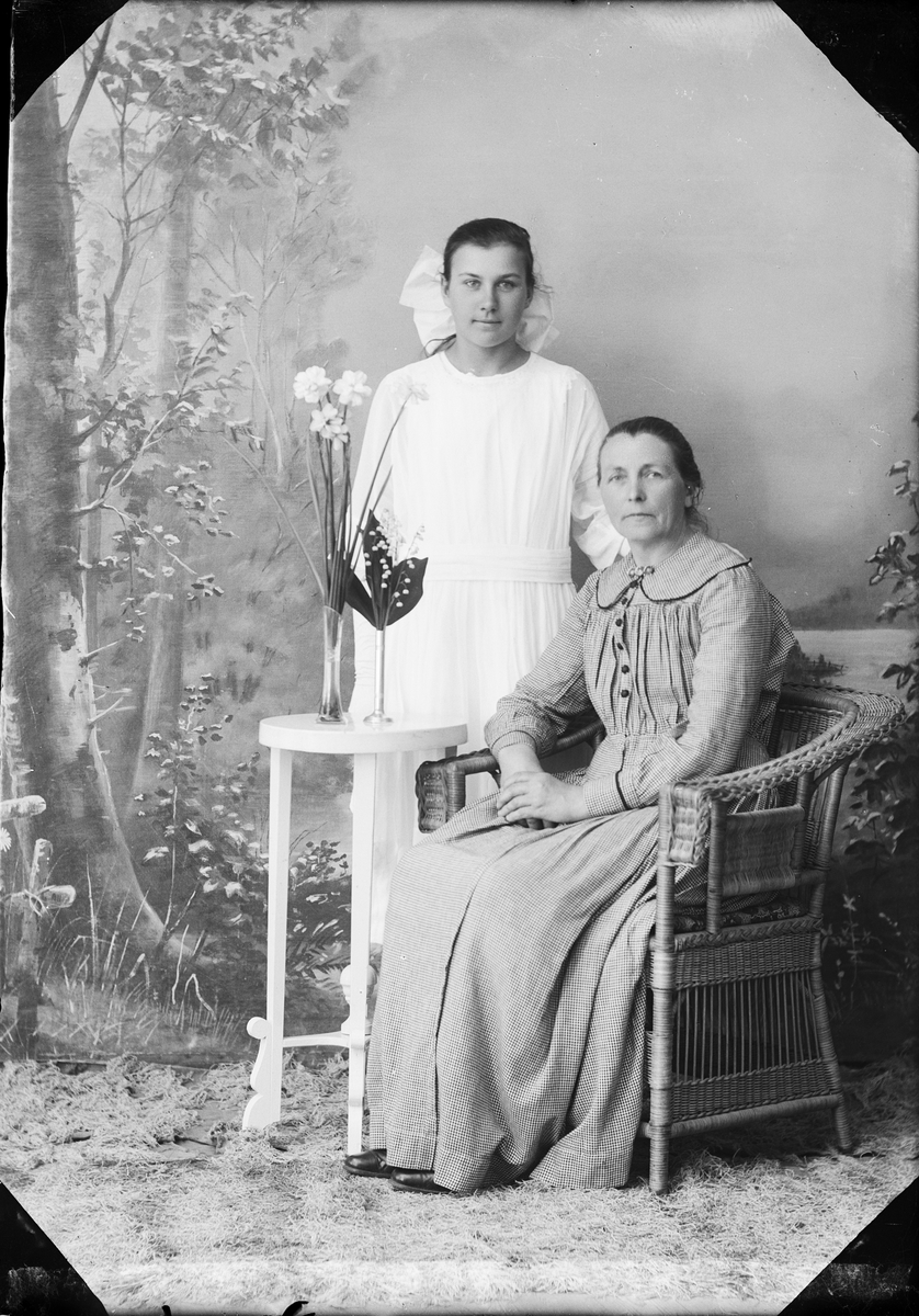Skötsner-Edhlund, Ateljéporträtt - Märtha och Brita Jonsson från Hargshamn, Harg socken, Uppland 1923