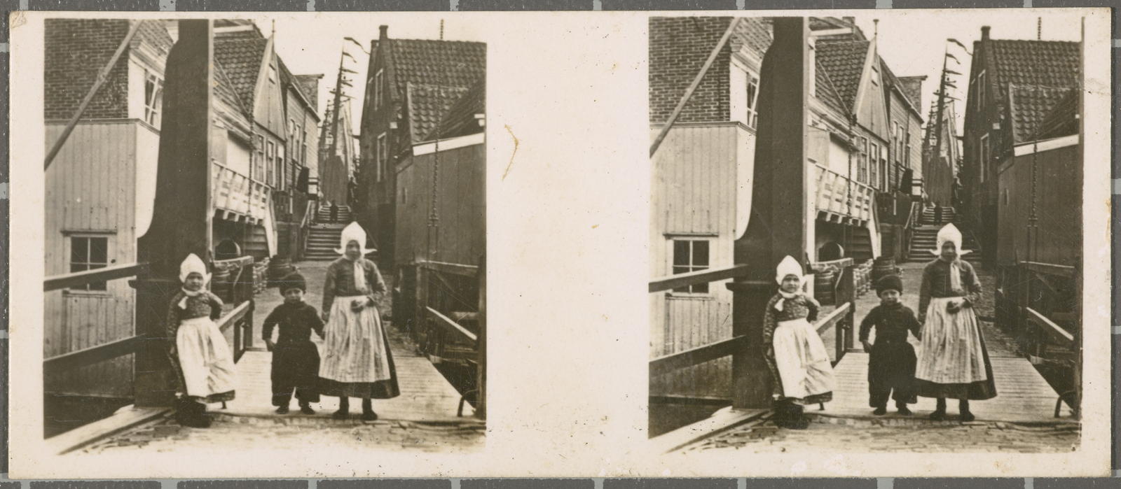 Desconegut, No. 210 Volendam - Fishermen’s Houses and Children’s Group