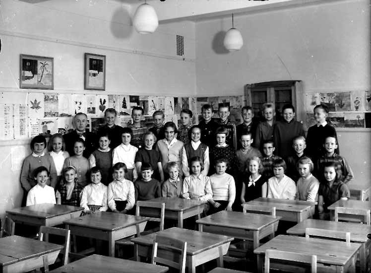 Sven Lindskog, Almby Östra school, classroom interior, 25 schoolchildren with teacher Erik Österling. Class 4Bg, Hall 1.