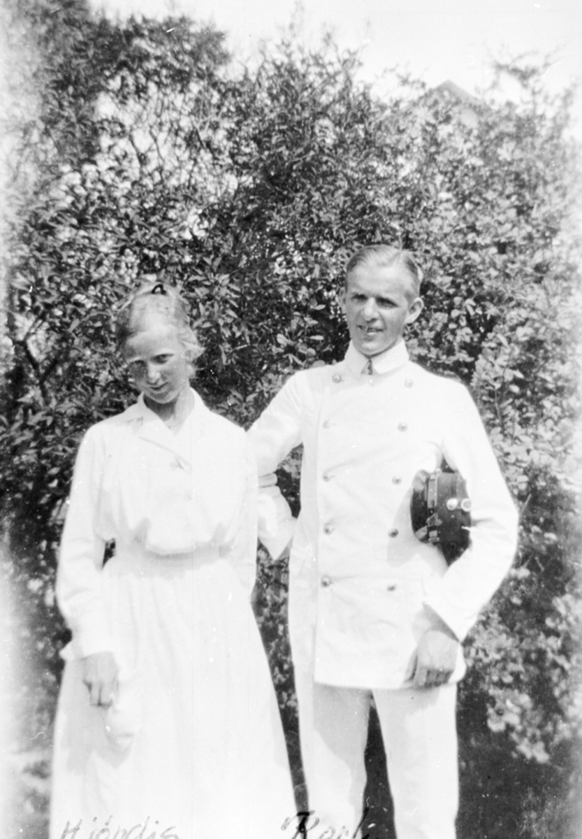 Anno Domkirkeodden, Hjørdis Løken, Karl Løken i militæruniform hjemme på permisjon, Granerud gård, Brumunddal.