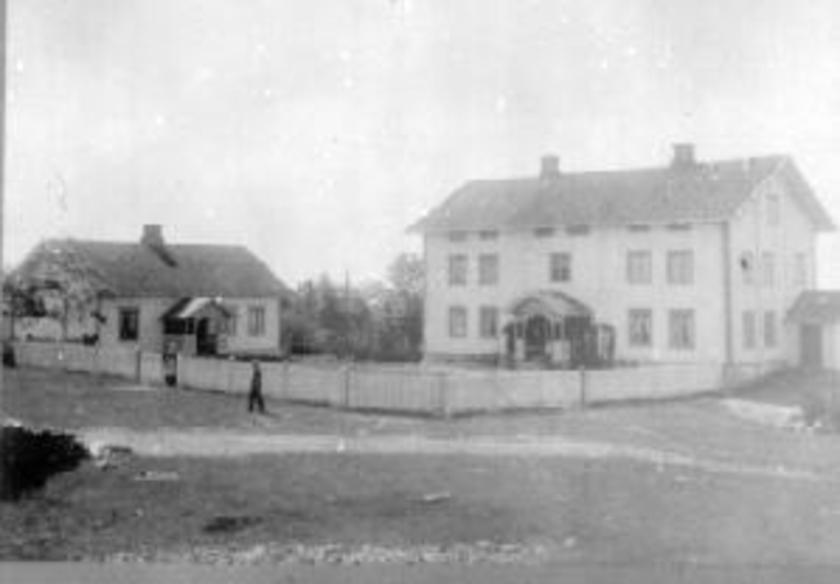 Anno Domkirkeodden, Eksteriør, gardstun, to hus med stakittgjerde. Tre personer på tunet. Nes, Hedmark.